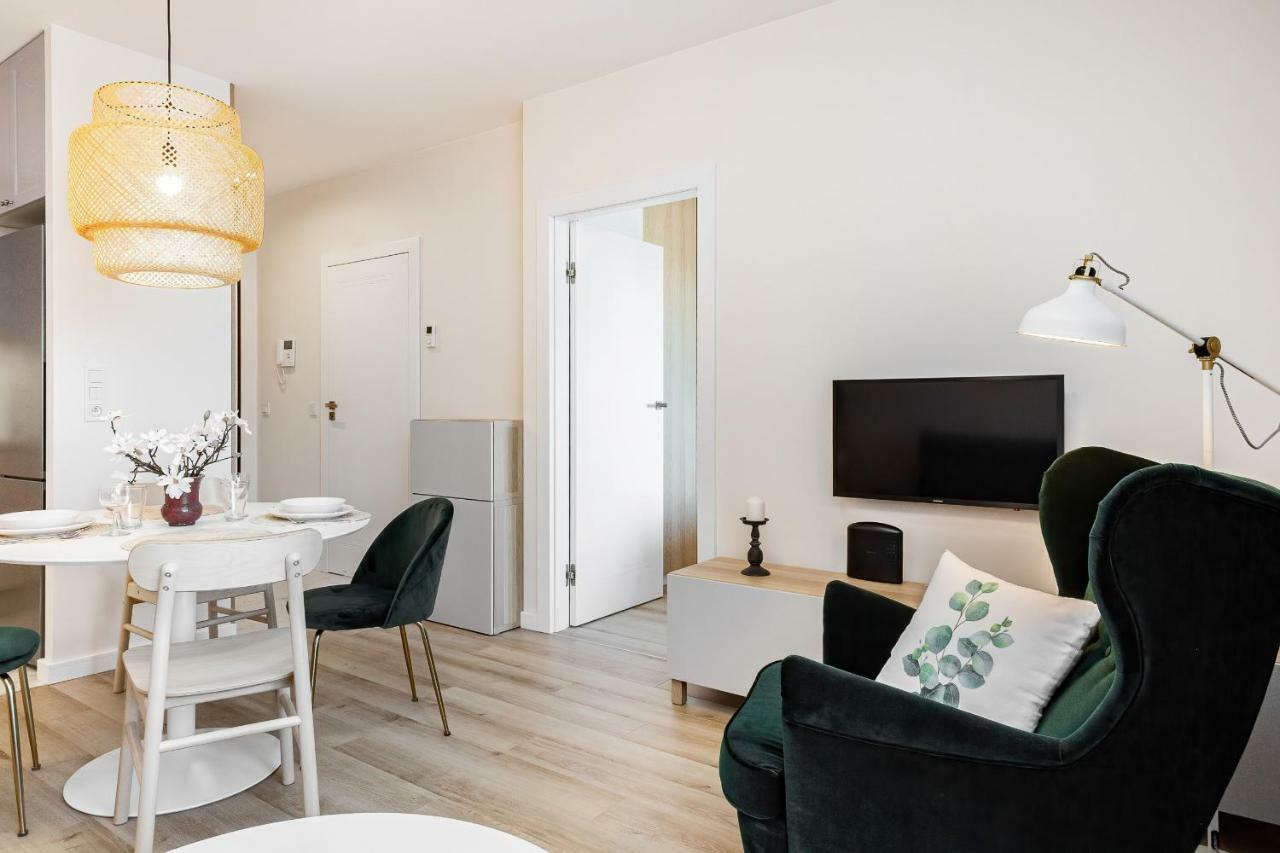 Apartment Walonska With Free Parking Wroclaw By Noclegi Renters Exteriör bild