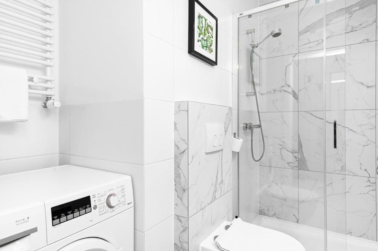 Apartment Walonska With Free Parking Wroclaw By Noclegi Renters Exteriör bild